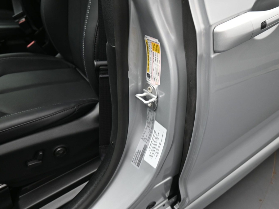 Silver Chrysler Pacifica image number 13
