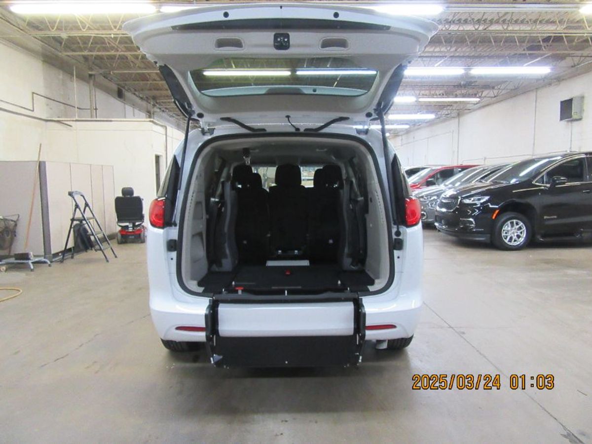 White Chrysler Voyager image number 26