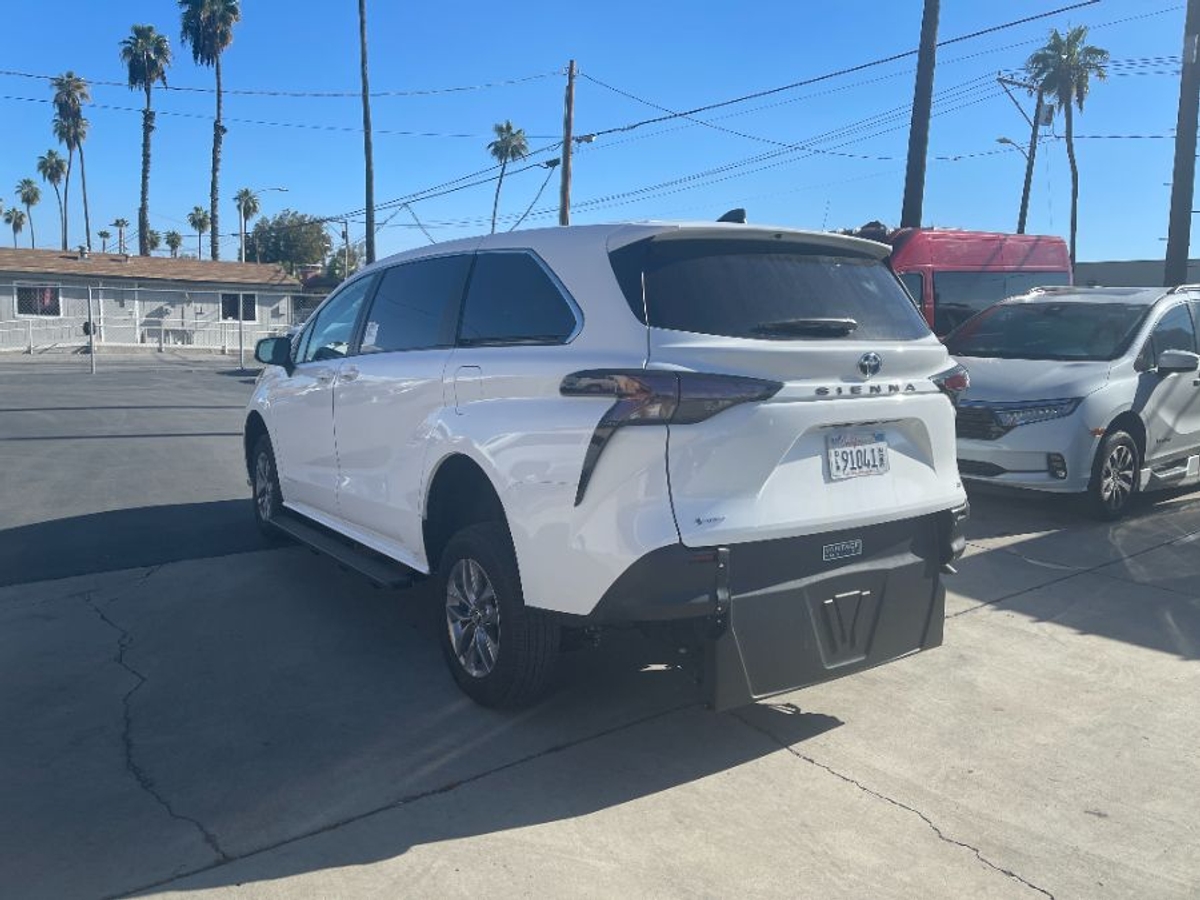 White Toyota Sienna image number 11