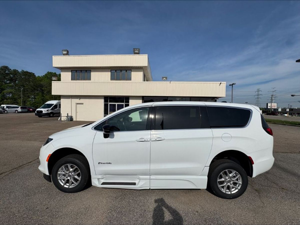 2025 Chrysler Voyager LX photo 4