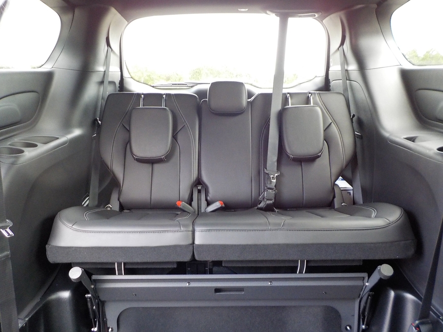 Silver Chrysler Pacifica image number 39