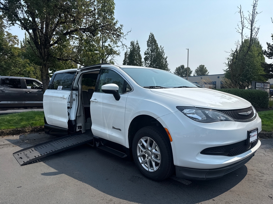 Used 2021 Chrysler Voyager LXi - BraunAbility Side Entry Fold Out Automatic Ramp