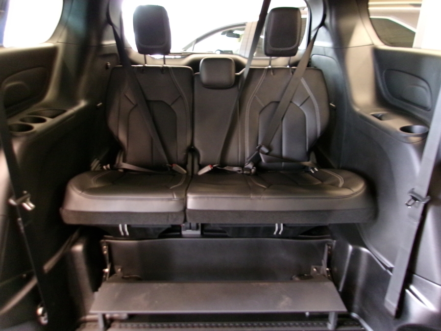 Blue Chrysler Pacifica image number 25