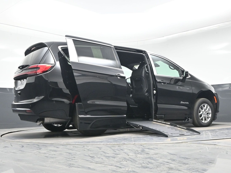 Black Chrysler Pacifica image number 21
