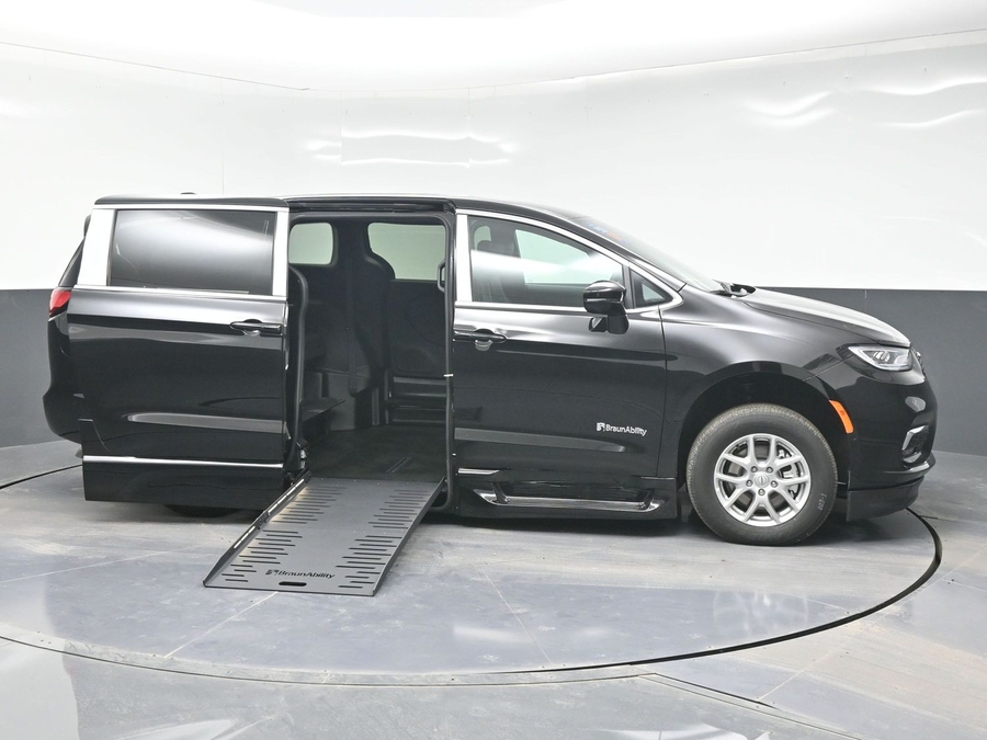 Black Chrysler Pacifica image number 7