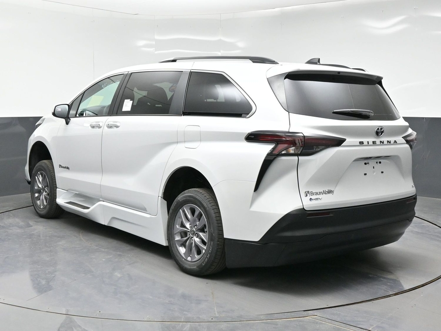 White Toyota Sienna image number 1