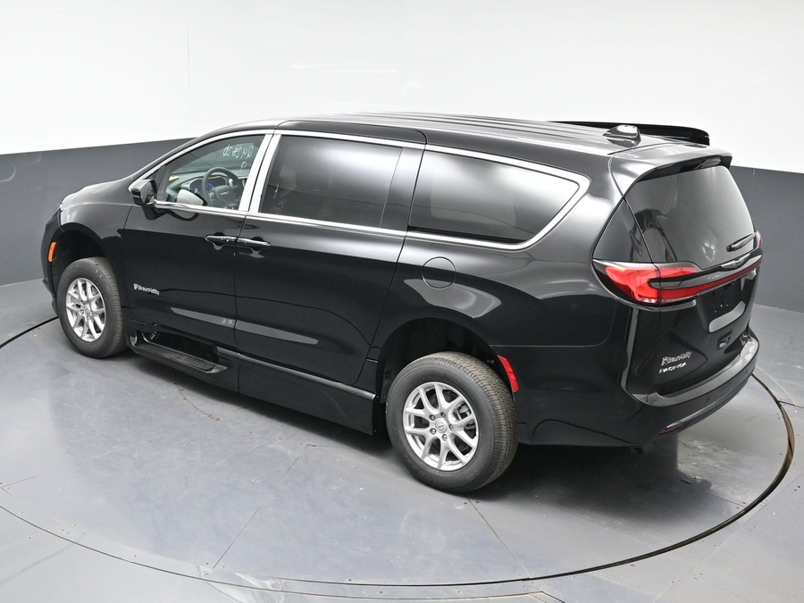 Black Chrysler Pacifica image number 21