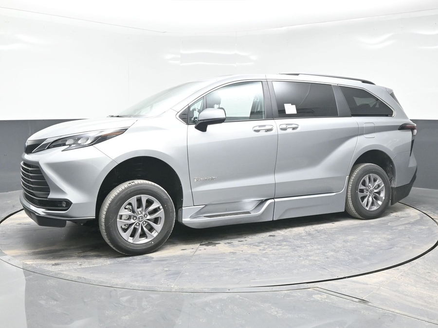 New 2025 Toyota Sienna Hybrid XLE Plus - BraunAbility Side Entry Entry In Floor Automatic Ramp