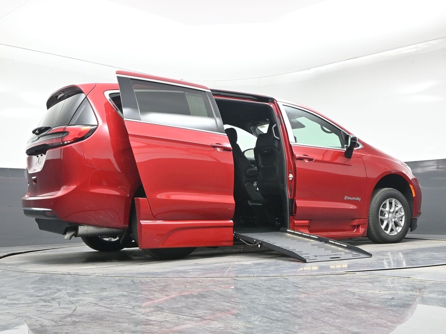 Red Chrysler Pacifica image number 18