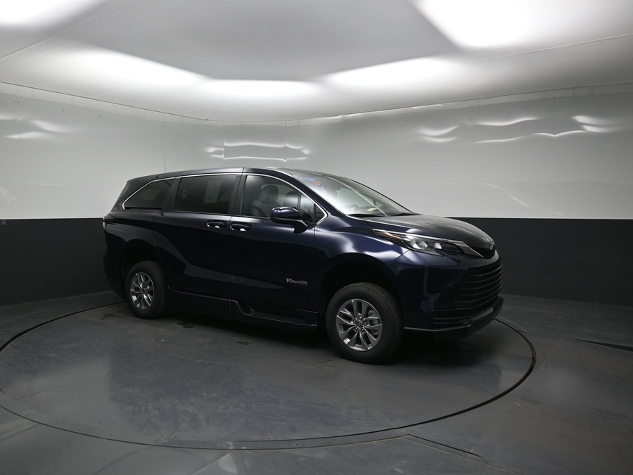 New 2026 Toyota Sienna Hybrid LE - BraunAbility Side Entry Fold Out Automatic Ramp