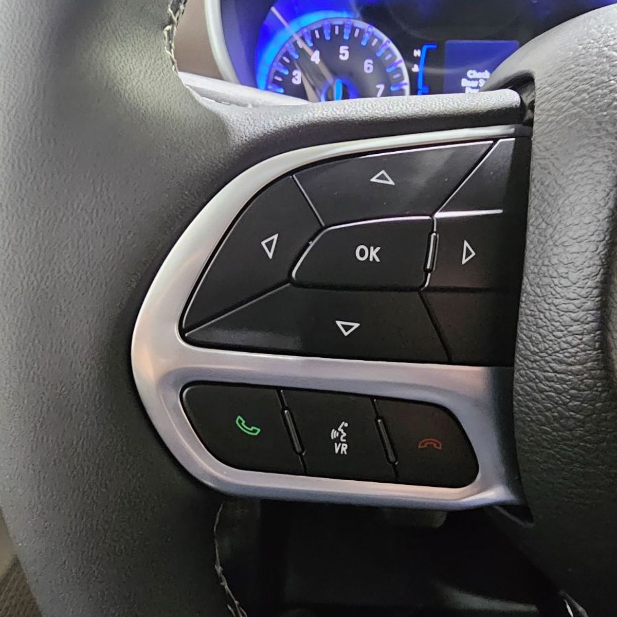 White Chrysler Voyager image number 25