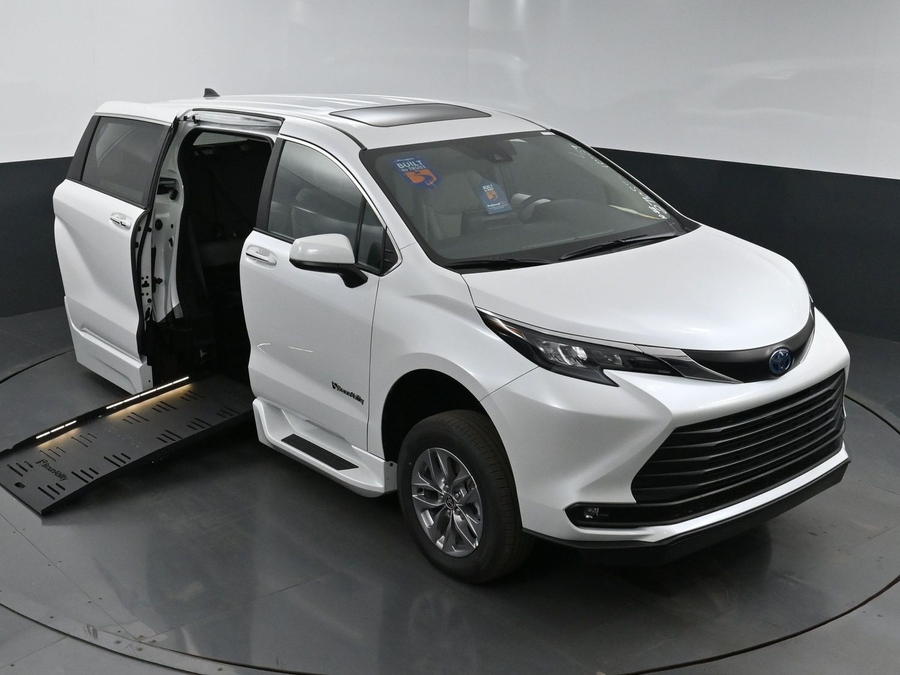 New 2025 Toyota Sienna Hybrid XLE Base - BraunAbility Side Entry Entry Fold Out Automatic Ramp