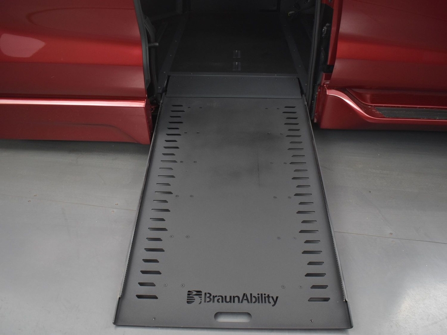 New 2025 Toyota Sienna Hybrid XLE Plus - BraunAbility Side Entry Entry In Floor Automatic Ramp