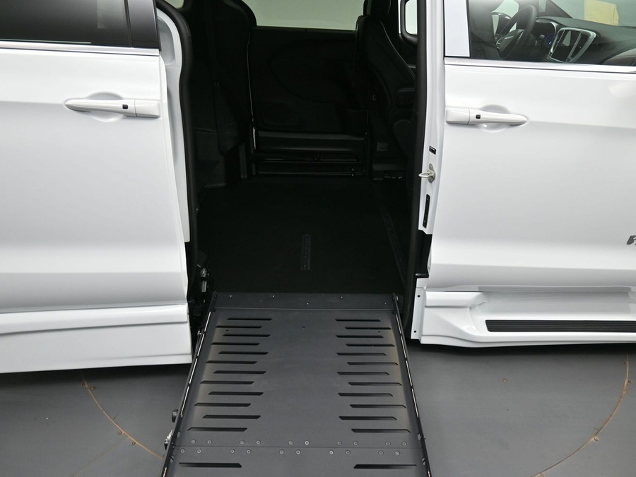 White Chrysler Pacifica image number 10