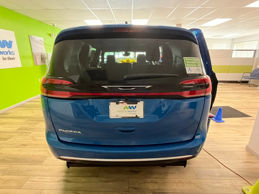 2027 Chrysler Pacifica Select - Photo 5