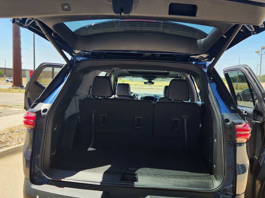 Blue Chevrolet Traverse image number 18