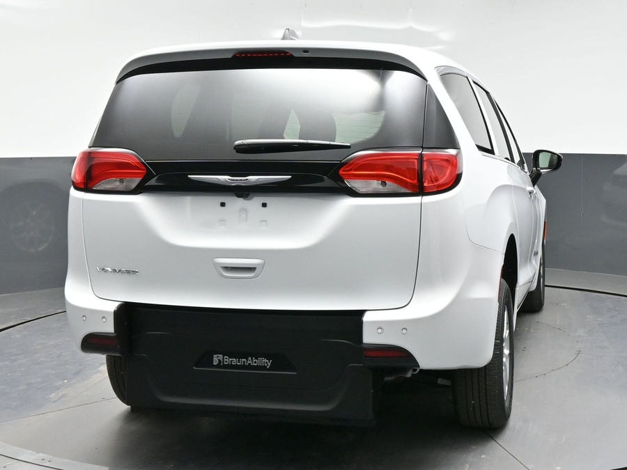 White Chrysler Voyager image number 2