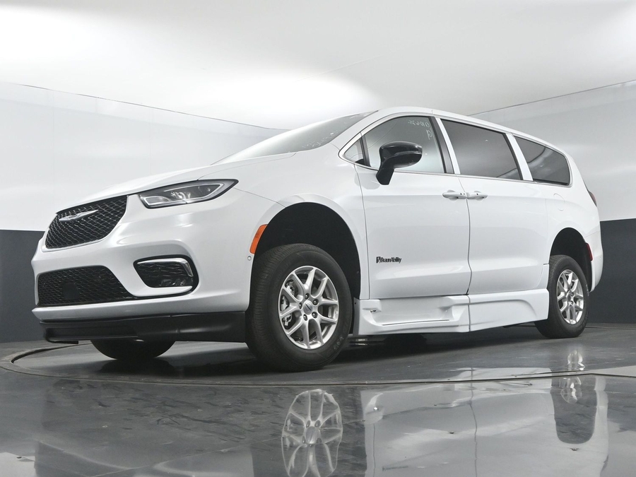 New 2025 Chrysler Pacifica Select Safety - BraunAbility Side Entry Entry Fold Out Automatic Ramp