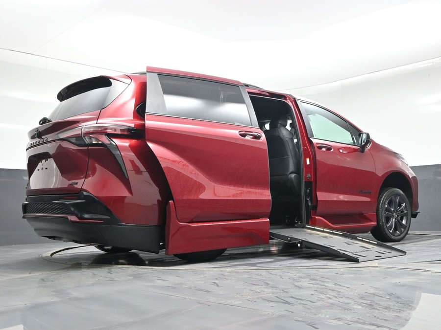New 2025 Toyota Sienna Hybrid XSE Sport - BraunAbility Side Entry Entry Fold Out Automatic Ramp