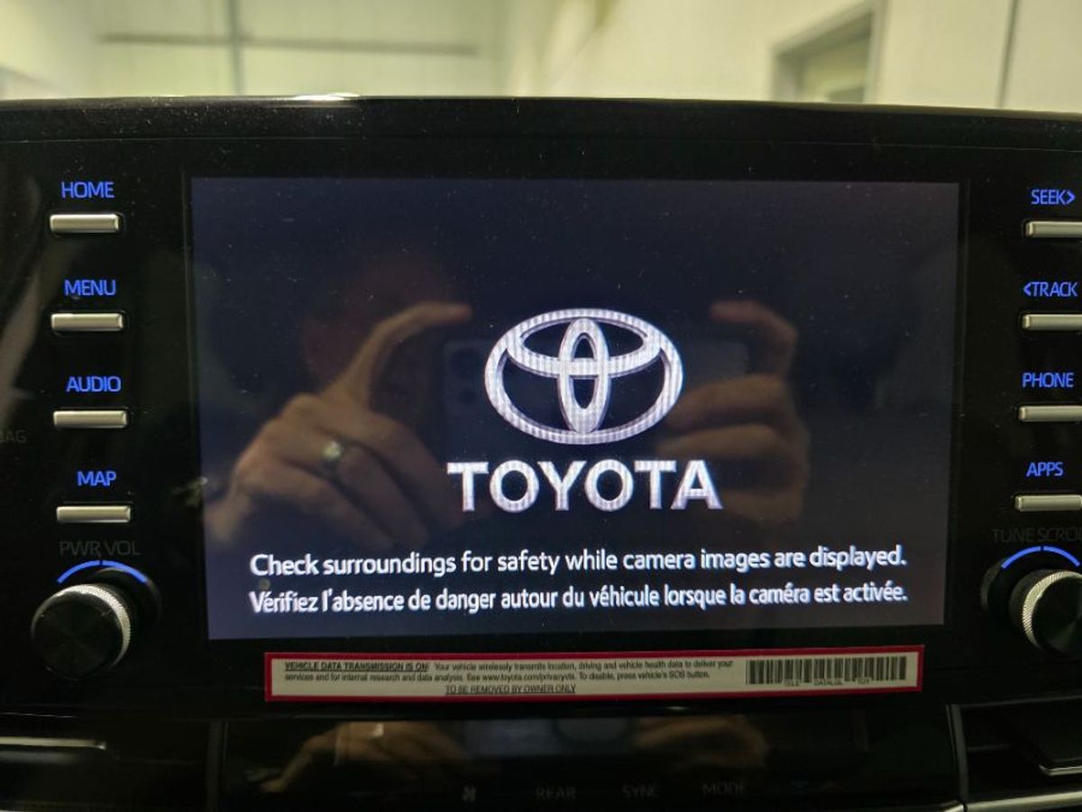 Grey Toyota Sienna image number 21