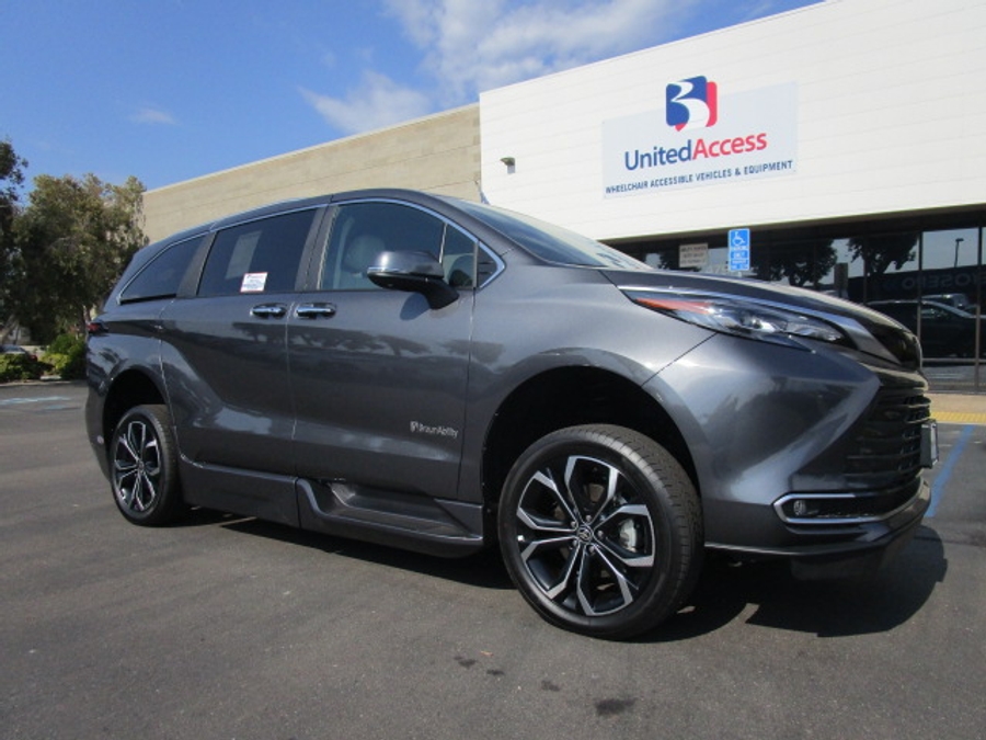New 2025 Toyota Sienna Hybrid Platinum - BraunAbility Side Entry Entry Fold Out Automatic Ramp