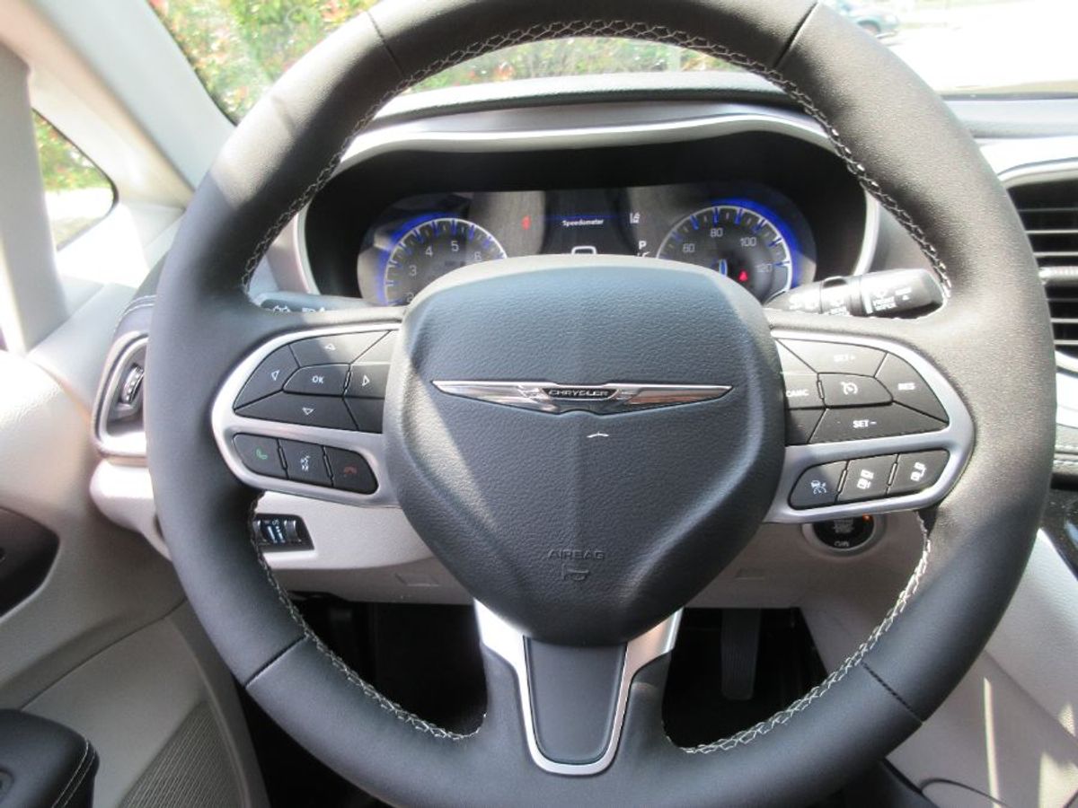 Silver Chrysler Pacifica image number 20