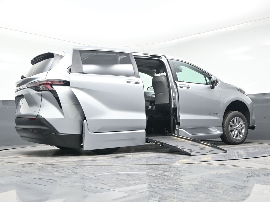 New 2025 Toyota Sienna Hybrid XLE Base - BraunAbility Side Entry Entry Fold Out Automatic Ramp