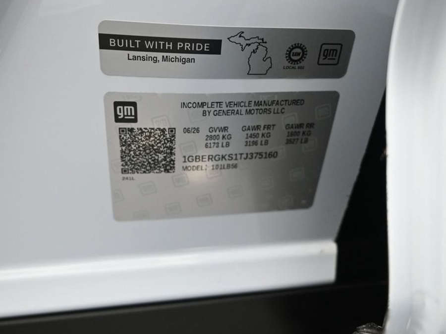 White Chevrolet Traverse image number 14