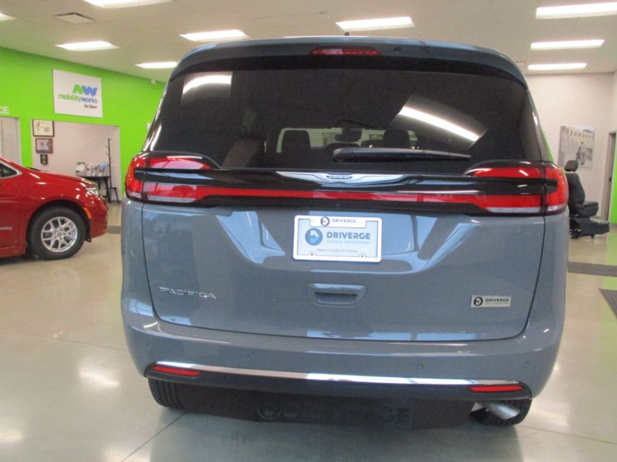 Grey Chrysler Pacifica image number 4