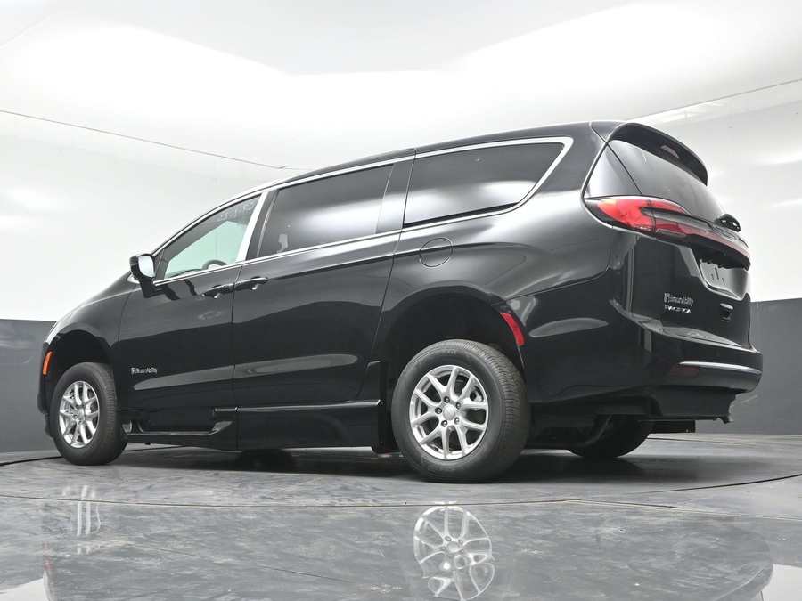 Black Chrysler Pacifica image number 17
