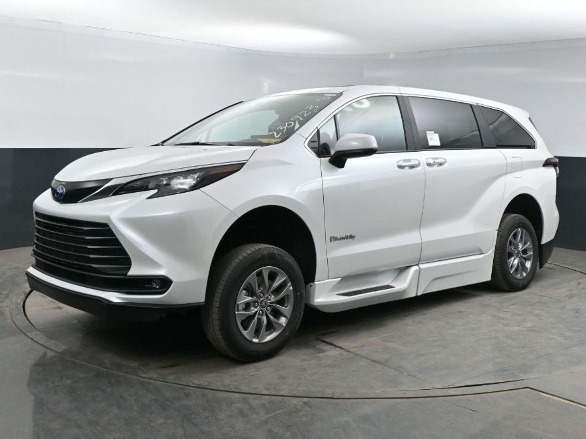 Wheelchair Van - New 2025 Toyota Sienna SS230923