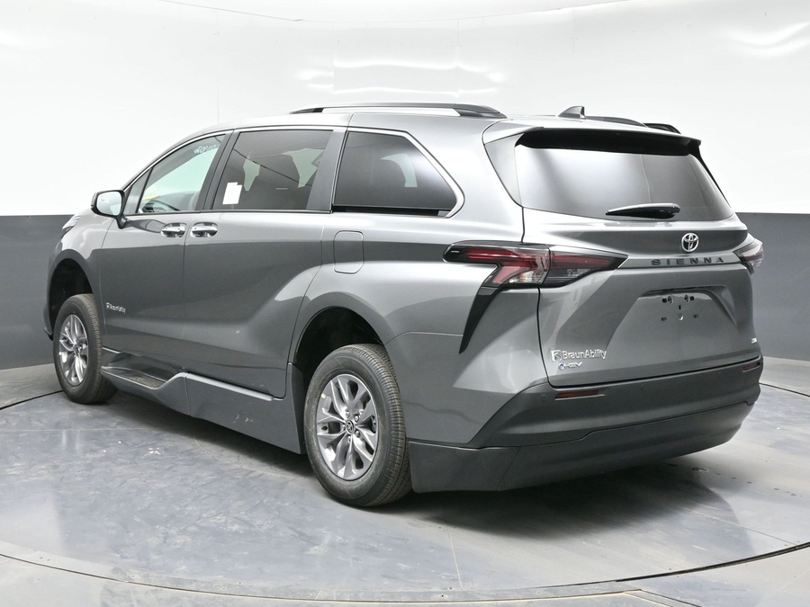 Grey Toyota Sienna image number 1
