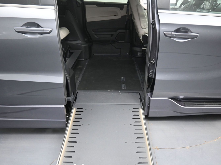 Grey Honda Odyssey image number 10