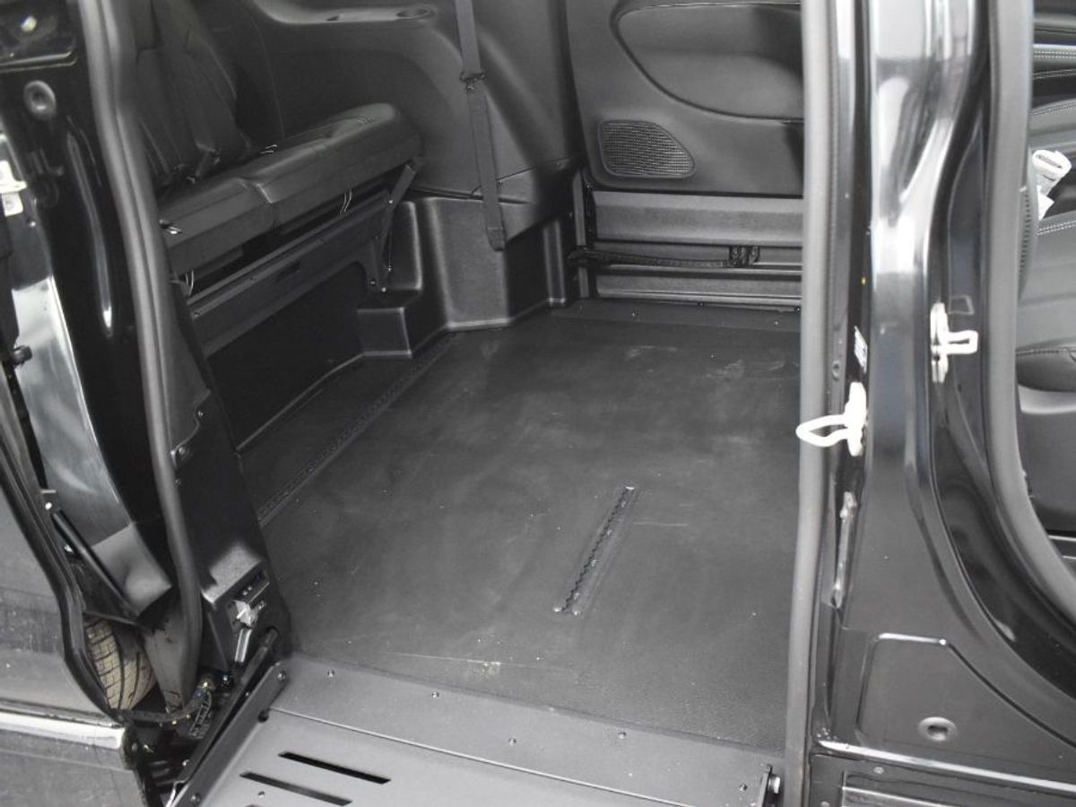 Black Chrysler Pacifica image number 2