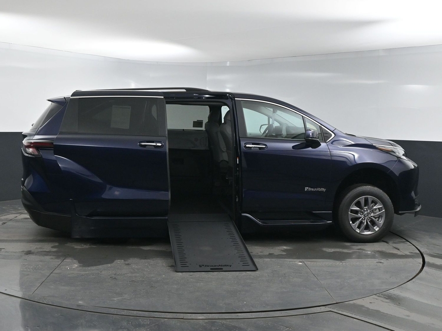 New 2025 Toyota Sienna Hybrid XLE Plus - BraunAbility Side Entry Entry In Floor Automatic Ramp