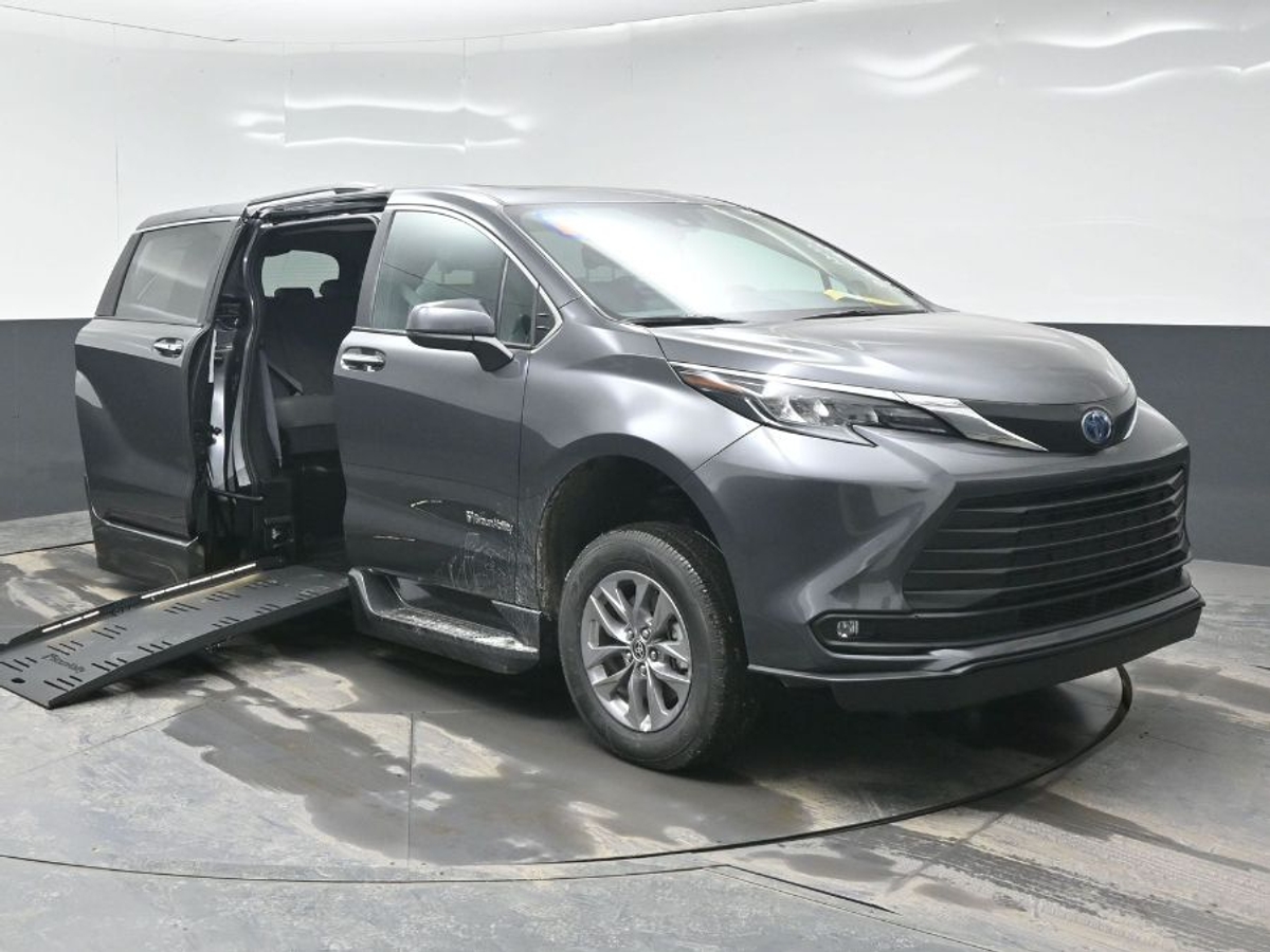 2025 TOYOTA SIENNA - Image 1