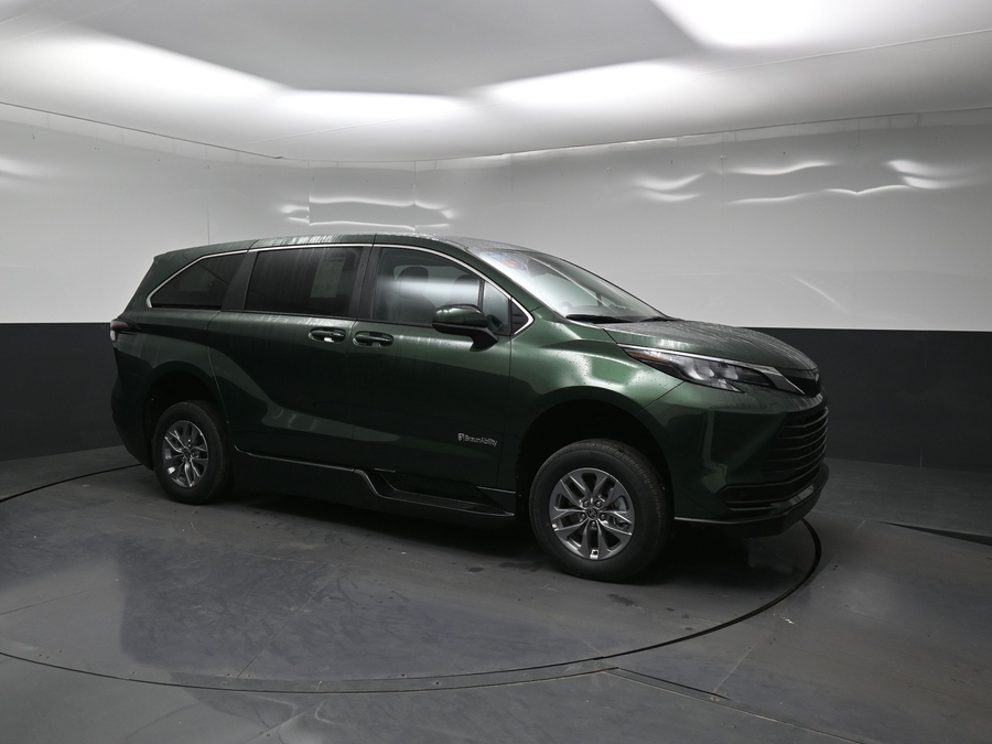 New 2026 Toyota Sienna Hybrid LE - BraunAbility Side Entry Fold Out Automatic Ramp
