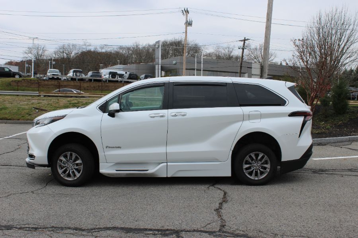 2023 Toyota Sienna XLE's photo