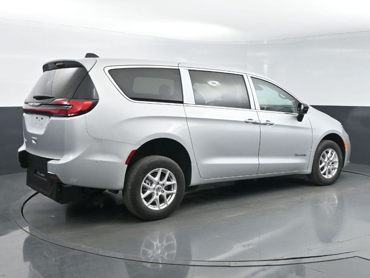 Silver Chrysler Pacifica image number 20