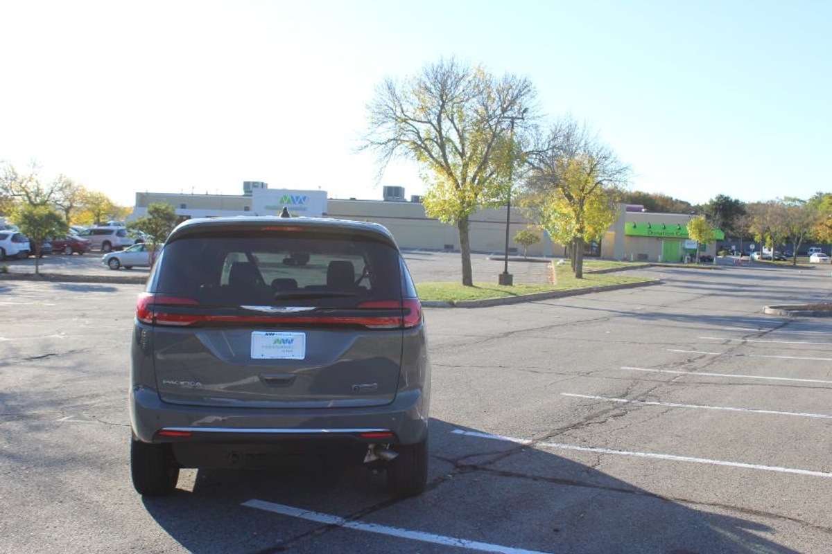 Grey Chrysler Pacifica image number 5