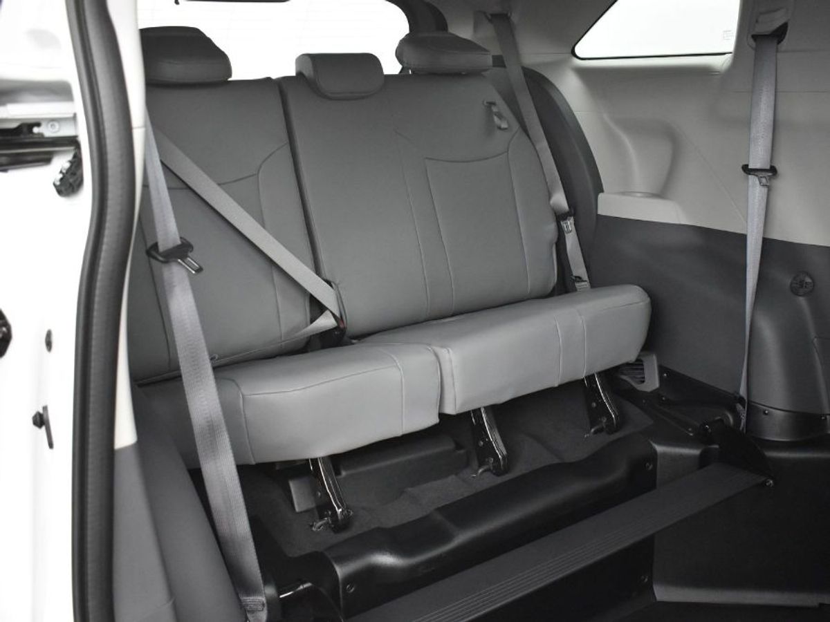 White Toyota Sienna image number 3