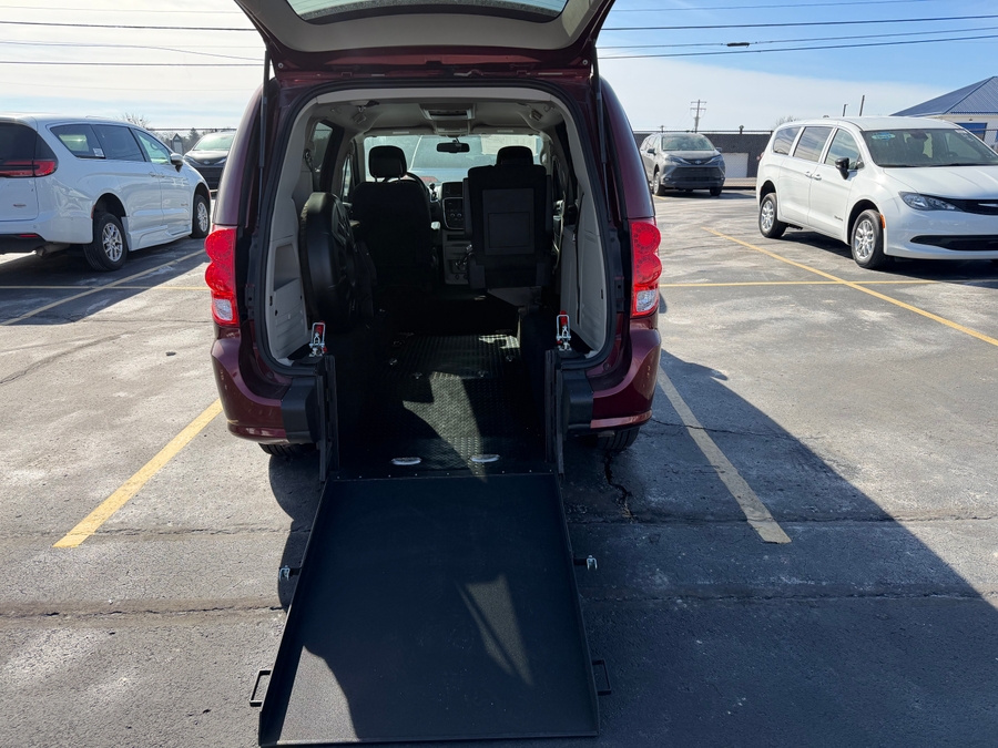 Used 2017 Dodge Grand Caravan SE - International Mobility Rear Entry Entry Fold Out Manual Ramp
