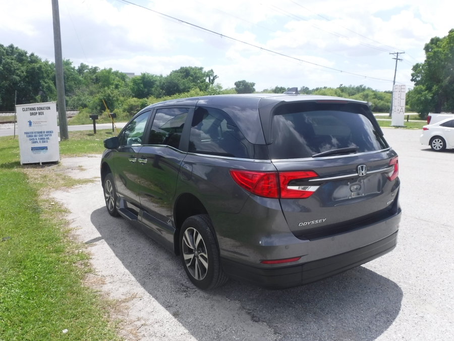 Grey Honda Odyssey image number 5