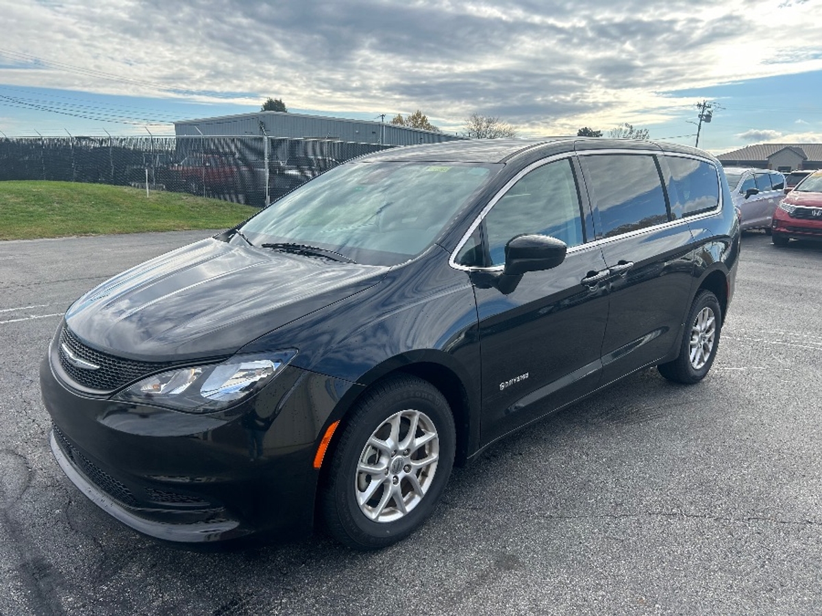 Black Chrysler Voyager image number 3