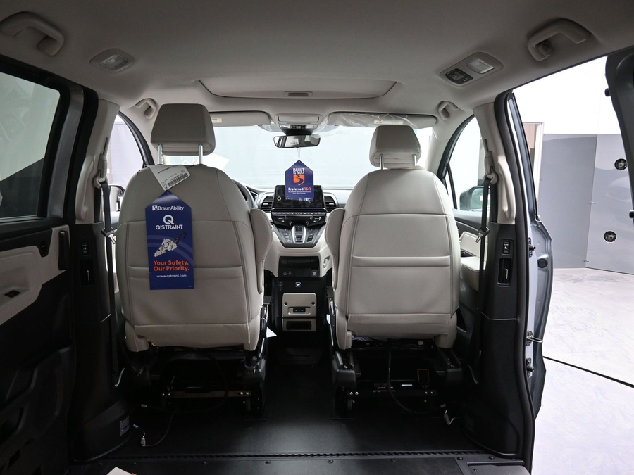 Silver Honda Odyssey image number 14