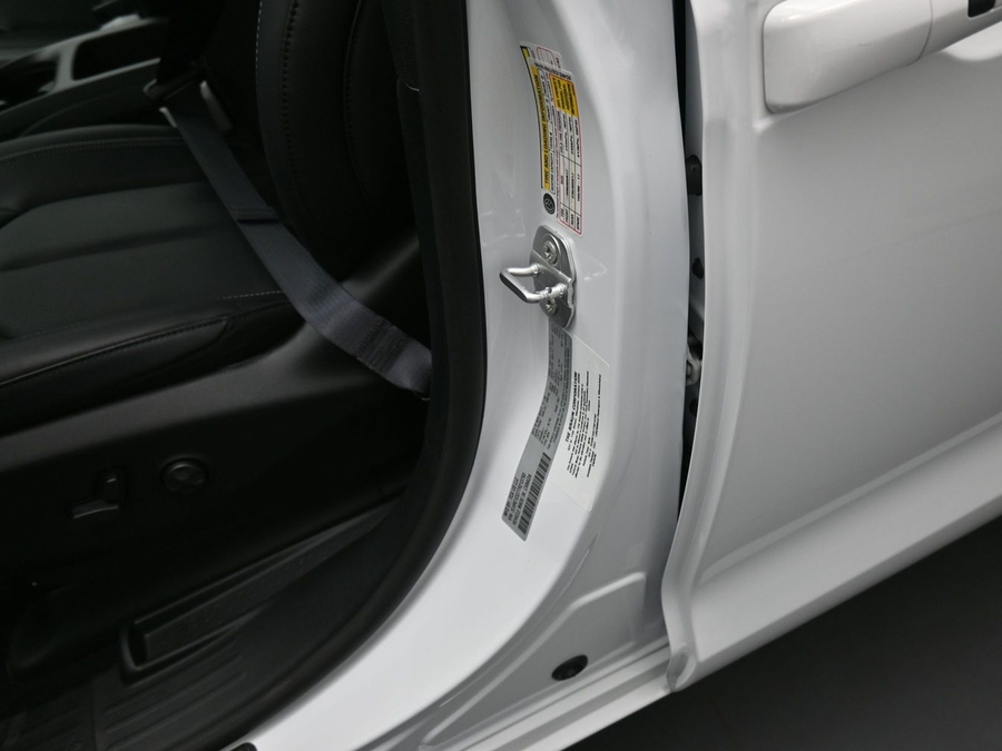 White Chrysler Voyager image number 18