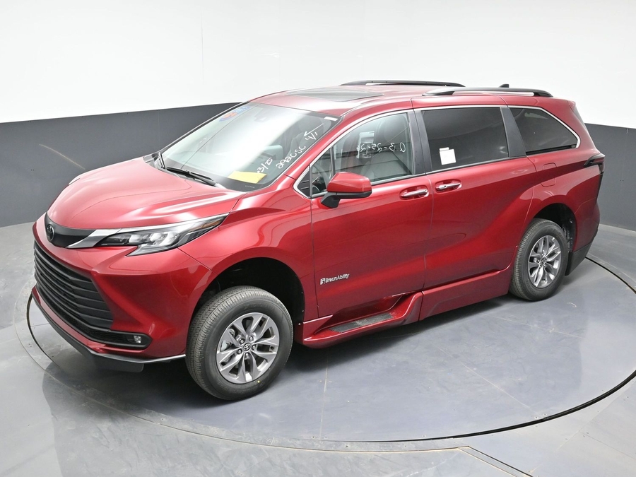 New 2026 Toyota Sienna Hybrid XLE Base - BraunAbility Side Entry In Floor Automatic Ramp