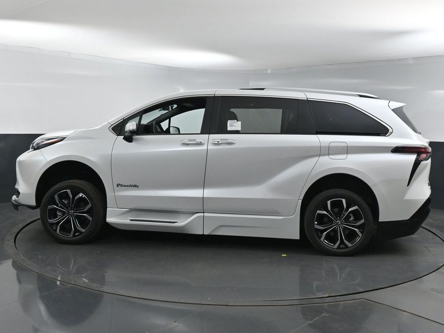 New 2025 Toyota Sienna Hybrid Platinum - BraunAbility Side Entry Entry Fold Out Automatic Ramp