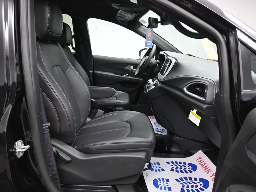 Black Chrysler Pacifica image number 6