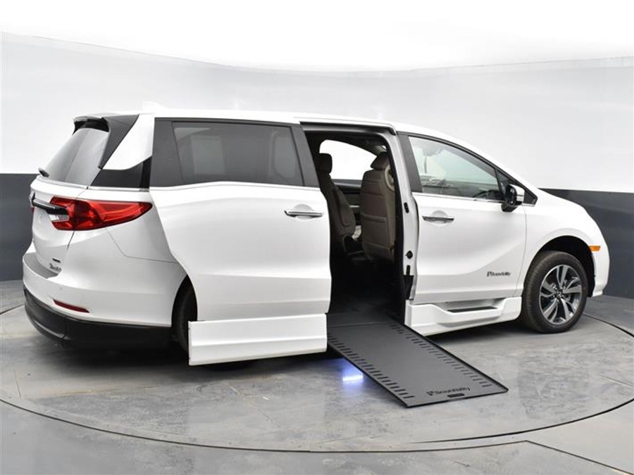 New 2026 Honda Odyssey Touring - BraunAbility Side Entry In Floor Automatic Ramp